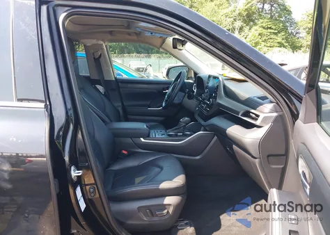 2021 Toyota Highlander Xle z USA, uszkodzony, nr VIN 5TDHZRBH8MS108787